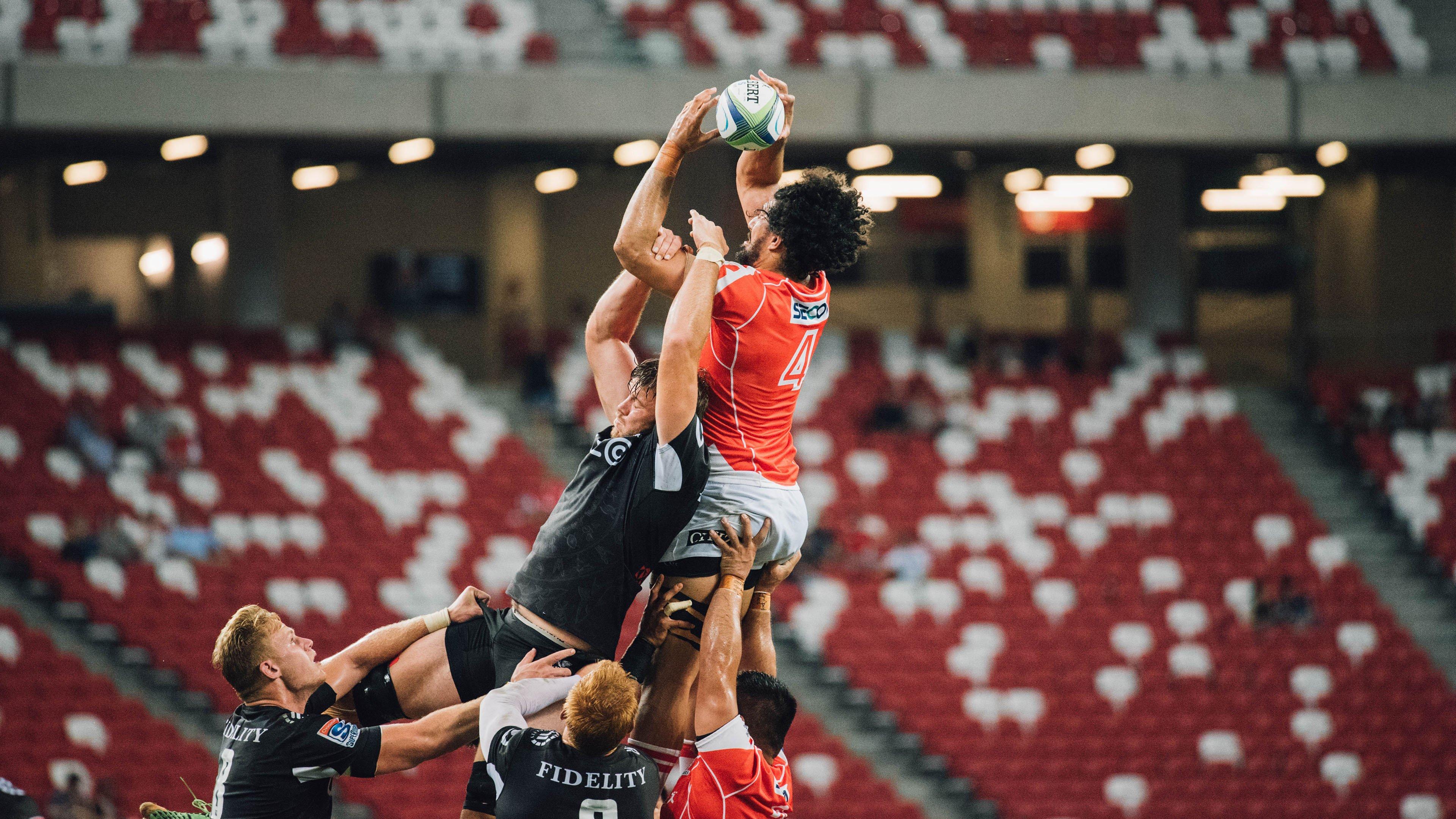 曼城与纽卡球迷罕见停战 一致痛斥裁判尺度